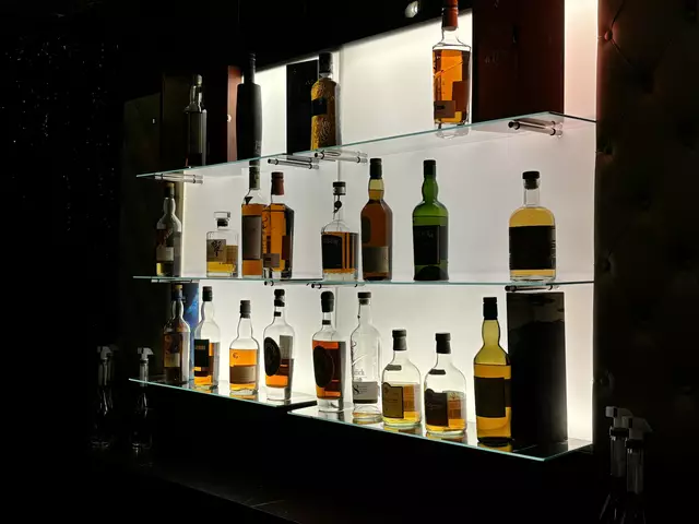 Exklusive Verkostungen führten die Besucherinnen und Besucher in die Welt des Whiskeys, des Rums und des Gings ein.  | Foto: Rebekka Sadiki-Peckary