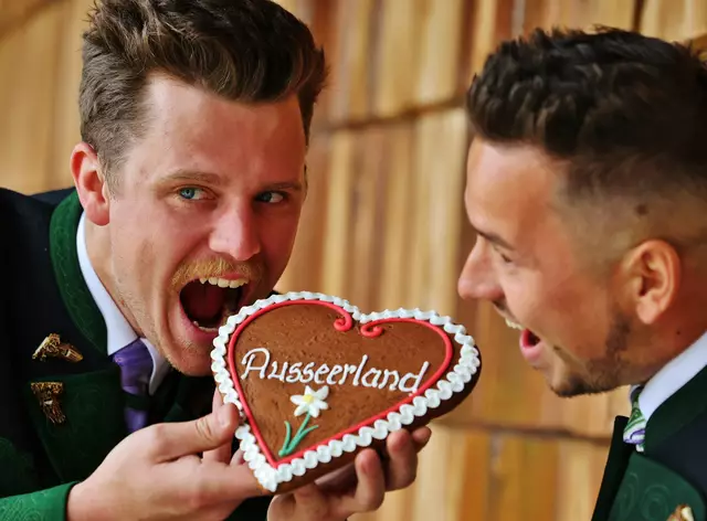 Moritz (v.l.) und Thomas, die Hoheitenbegleiter haben das Ausseerland zum anbeißen gern. | Foto: Narzissenfestverein