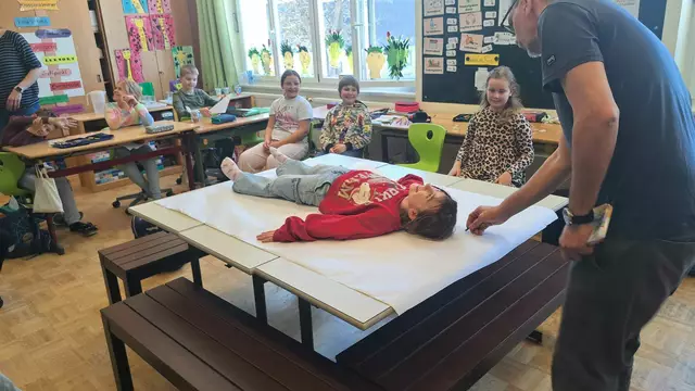 Die Kinder der Volksschule Friedersbach mit dem Workshopleiter Dr. Michael Gaudriot | Foto: VS Friedersbach