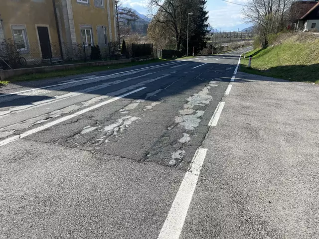 Die Gersheim Straße (L37 Weißensteiner Straße, Anm.) ist mit Schlaglöchern übersät. | Foto: Privat