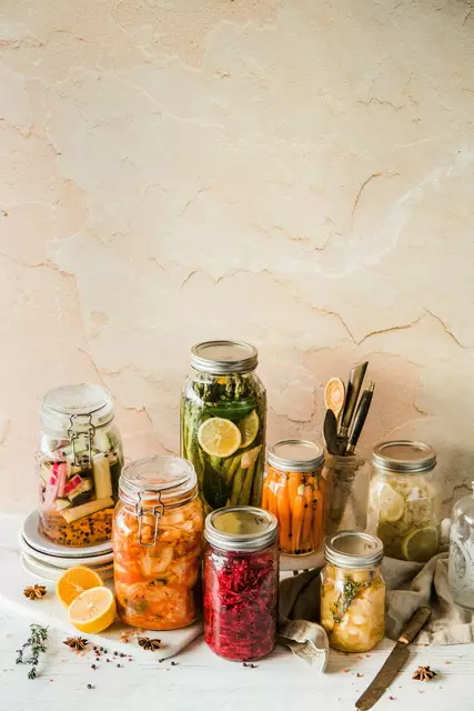 Fermentiertes unterstützt die Darmgesundheit. | Foto: Brooke Lark/ Unsplash