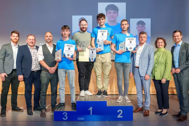 High-Tec Lehrling Siegerbild Metalltechnik: Matthias Jansch (Landesinnung Metalltechnik NÖ), Spartenobmann Jochen Flicker (Gewerbe und Handwerk NÖ), Mario Böhm (MPH-Metall Präzision Halbwachs GmbH),  Sebastian Wurzenberger (3. Platz), René Poxhofer (metallPOX GmbH), Sieger Dominik Geiger, Raphael Tazreiter (2. Platz), Walter Trachsler (EVN), Bundesspartenobfrau Renate Scheichelbauer-Schuster, NÖ Bildungsdirektor Karl Fritthum (v.l.) | Foto: Josef Bollwein