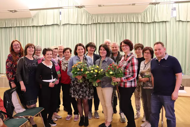 Vzbgm. Ingrid Baumhackl (li) und Andreas Truchses (re) dankten den Teilnehmern für das blühende Aussehen, das sie der Gemeinde geben. | Foto: Edith Ertl