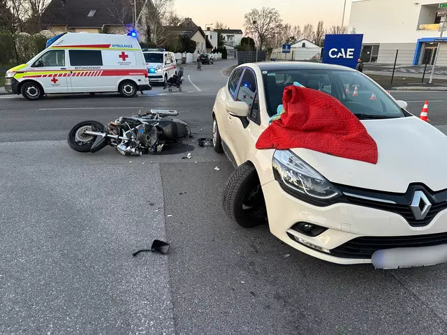 Der heftige Crash zwischen einem Motorrad und einem Pkw forderte einen Verletzten. | Foto: FF Schwechat