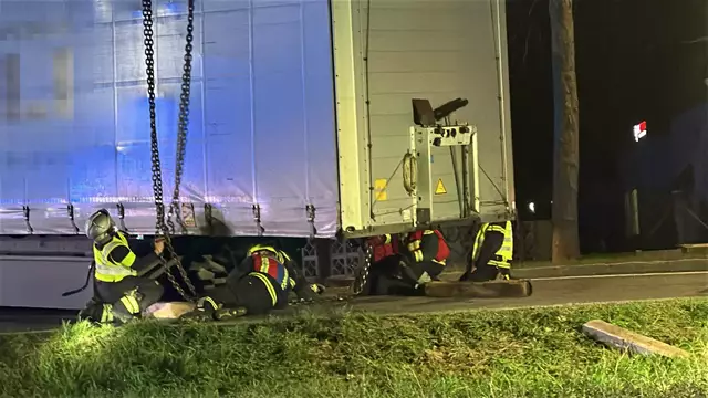  Der LKW verlor seinen Sattelaufleger, doch dank des schnellen Feuerwehreinsatzes gab es keine weiteren Zwischenfälle. | Foto: Doku NÖ