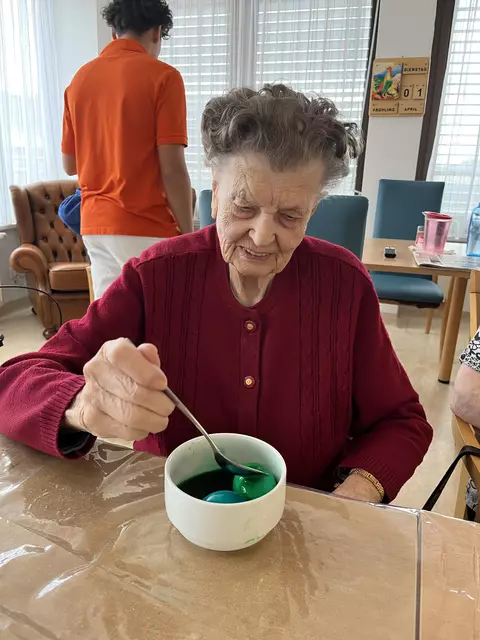 Die PBZ-Klosterneuburg-Bewohnerin Elfriede Pfeifer hilft gerne mit beim Eier Färben.
 | Foto: PBZ Klosterneuburg