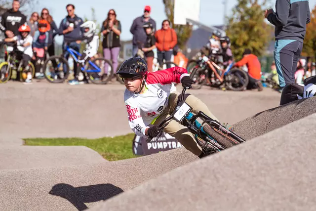 Ob jung oder alt: Auf der Pumptrack zeigt jeder, was er drauf hat. | Foto: Ole Kliem