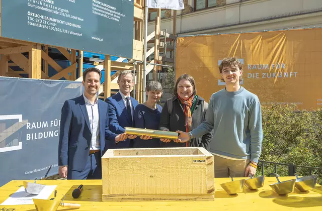 v. l.: Bildungsminister Christoph Wiederkehr (Neos), BIG Geschäftsführer Gerald Beck, Bezirksvorsteherin Silvia Nossek (Grüne), Schuldirektorin Karin Lobner-Schatzl und Schulsprecher Joseph Weiss.
 | Foto: Markus Schieder