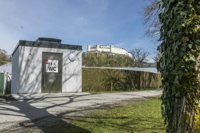 Die Hinweisschilder an den Toilettanlagen werden vorübergehend verdeckt. Bis zur Wiederherstellung eines funktionierenden Notrufsystems können die betroffenen WC-Anlagen nicht als barrierefrei ausgewiesen werden. | Foto: wildbild / Herbert Rohrer