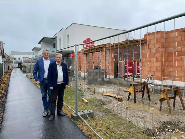 Baustellenbesichtigung in Mannersdorf: Bürgermeister  Herbert Schedl empfing OSG-Chef Alfred Kollar. | Foto: OSG