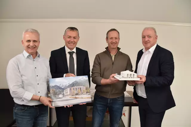 Die Geschäftsleiter Gerhard Marth und Stefan Jenewein, Obmann Stefan Haas und Dir. Thomas Maier (v.l.) mit Visualisierung und Modell der neuen Raiffeisen-Bankstelle in Mieders. | Foto: Kainz