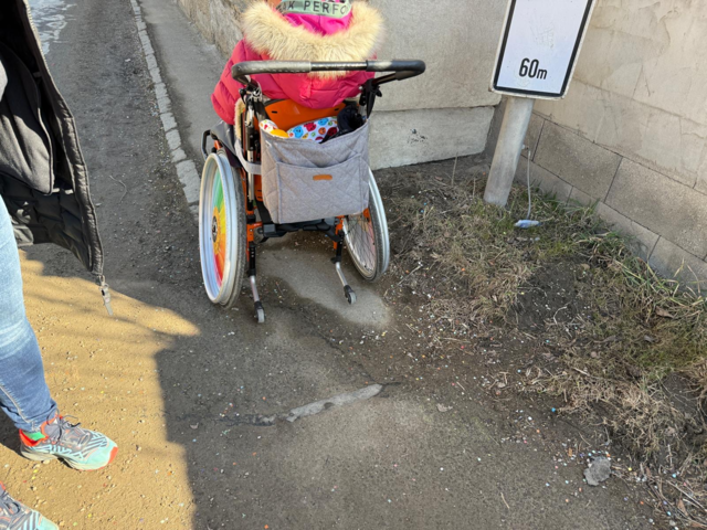 Gerade für Rollstuhlfahrerinnen und Fahrer oder Eltern mit Kinderwagen sind die Gehsteige oft viel zu schmal. | Foto: Heike Jocher