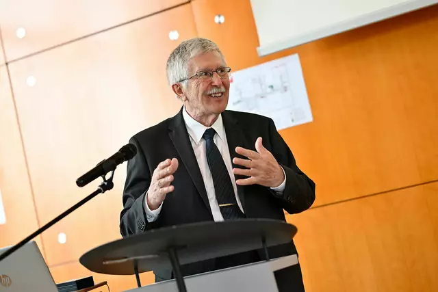 Der bekannte Archäologe und Museumsgründer Franz Glaser erhielt die Ehrenmedaille des Geschichtsvereines für Kärnten.  | Foto: LPD Kärnten/Bauer