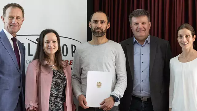 Von links: Friedrich Scherrer, Fachinspektor Bewegung und Sport, Isabell Schaurhofer, Leiterin Pädagogischer Dienst (Bildungsdirektion), Christian Lindtner, Sportlehrer NMS Königswiesen, Erwin Bindreiter, Direktor NMS Königswiesen, und Elisabeth Manhal, Landtagsabgeordnete. | Foto: Bildungsdirektion OÖ/Spenligwimmer