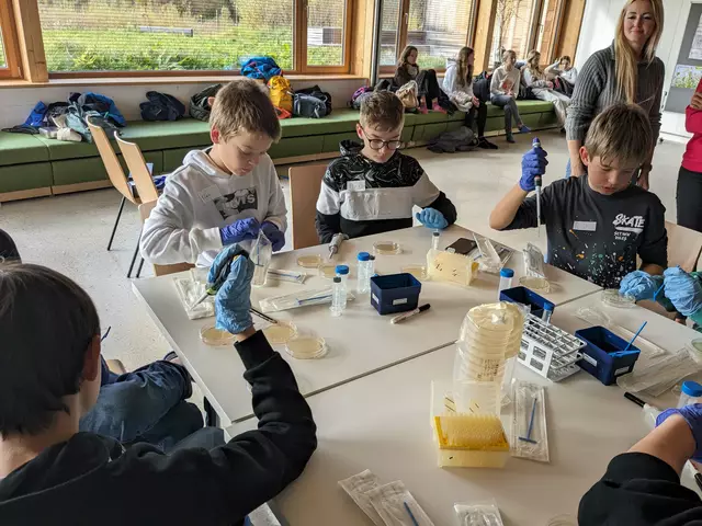 Schüler des BRG Seekirchen in der Auenwerkstatt. | Foto: Forschungsinstitut für Limnologie