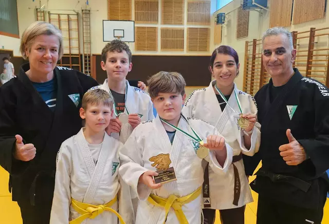Das erfolgreiche Judotrainer-Duo Sylvia Fooladian-Fritz und Rafi Fooladian mit den jungen Athleten. | Foto: SVML Sektion Judo