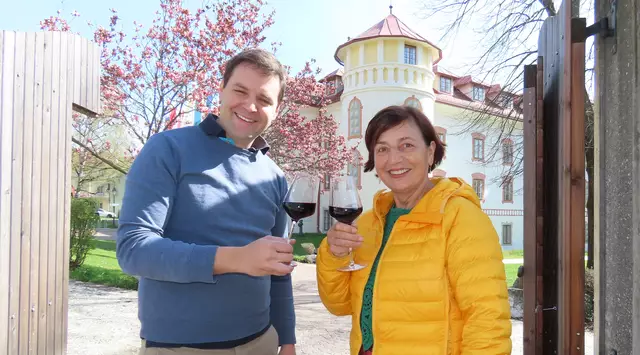 Rupert Ofer und Hanni Gerretsen laden im Namen den Weinbauvereins Feldkirchen-Ossiacher See zur Jahrgangspräsentation. | Foto: Weinbauverein Feldkirchen-Ossiacher See
