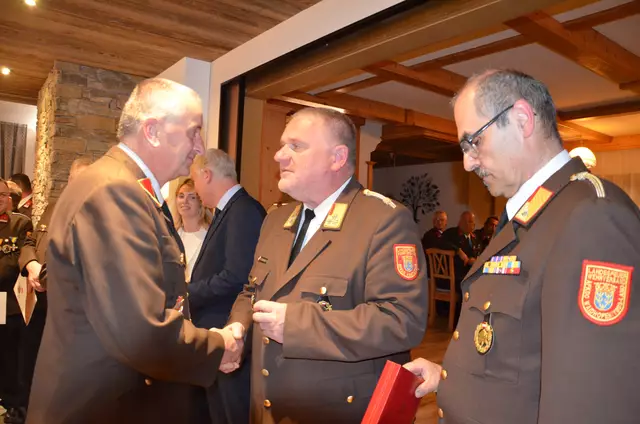 v.l.: Kommandant Alfred Spreitzer (FF Doppel), Bezirksfeuerwehrkommandant Rudolph Katzengruber, Kommandant Christian Pachler (FF Kematen). | Foto: Maria Ebner