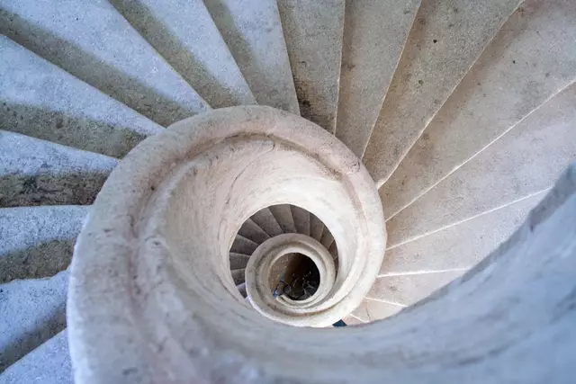 Symbolische Abwärtsspirale für die Talfahrt der USA (zur Zeit 6% Wertverlust auf der Börse)? Ja schon, aber nein hier zeige ich euch die sehenswerte und bemerkenswerte Steinwendeltreppe aus dem Schloss Pöggstall (NÖ - Bez. Melk).  | Foto: © by Ing. Günter Kramarcsik