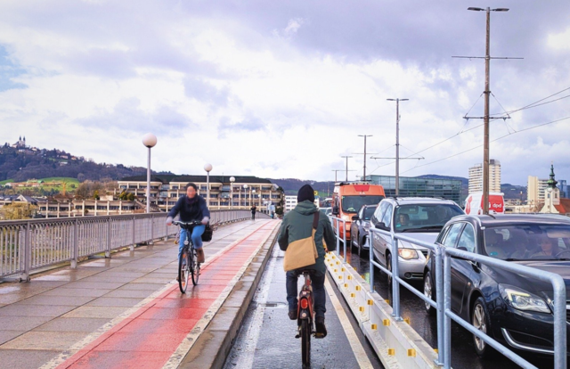 Am 7. April wird das neue Radwegprovisorium auf der Nibelungenbrücke offiziell freigegeen. Radfahrer können zukünftig auf beiden Seiten in beide Richtungen fahren. | Foto: Radlobby Linz