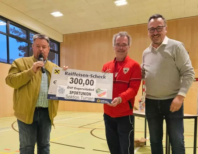 Bürgermeister Herbert Fürst (l.) und ÖVP-Fraktionsobmann Christoph Meisinger (r.) bei der Spendenübergabe an Herbert Freudenthaler. | Foto:  ÖVP Engerwitzdorf