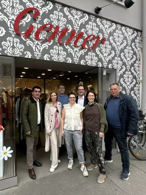 (v.l.n.r.) BGM Christian Gepp, STR Elke Paul, GR Michael Benedikter, Patrizia Kunst-Genner (Boutique
Genner), GR Andreas Minnich (Obmann STM), STR Petra Gerstenecker und GR Thomas Sauer
zeigen sich erfreut über das erfolgreiche Shoppingevent. | Foto: Stadtgemeinde Korneuburg