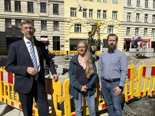 Bezirkschef Markus Figl, seine Stellvertreterin Patricia Davis (beide ÖVP) und Projektmanager Erwin Buzi von der MA28 machten sich ein Bild von den Arbeiten. (v.l.) | Foto: Fabian Franz/MeinBezirk