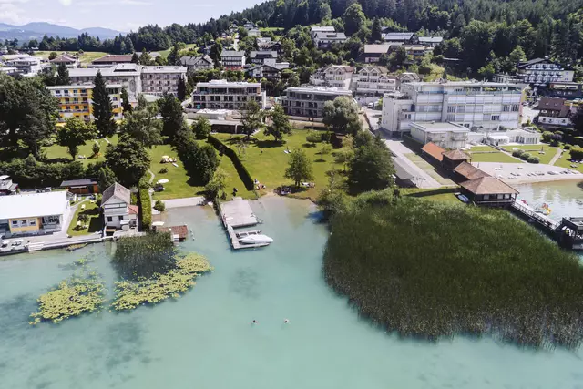 Die Eigentümer der Luxuswohnanlage direkt hinter dem "greenbeach" der Stadt Villach fordern privilegierten Zutritt zum Gratisstrandbad. | Foto: Marta Gillner
