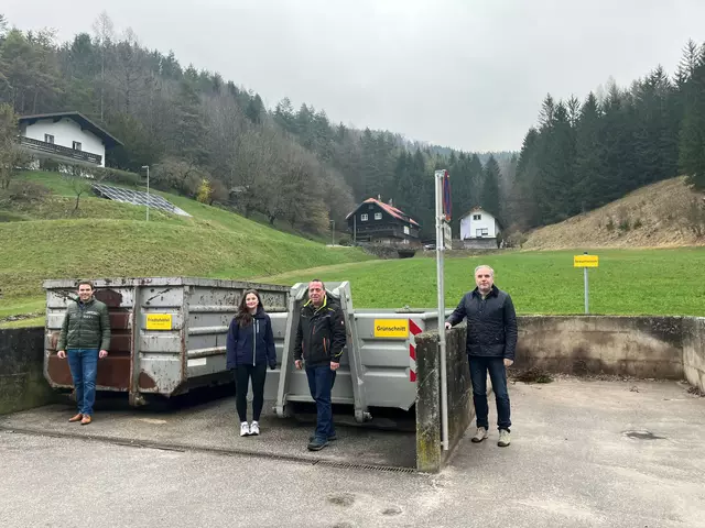 Bürgermeister Manuel Aichberger, Vizebürgermeister Christian Buxhofer, Bauamtsleiterin Katharina Schubert und Bauhofvorarbeiter Andreas Erhart freuen sich über die neuen Containermulden und die dadurch geschaffene Möglichkeit diverse Gartenabfälle nun zeitlich uneingeschränkt entsorgen zu können. | Foto: Stadtgemeinde Lilienfeld