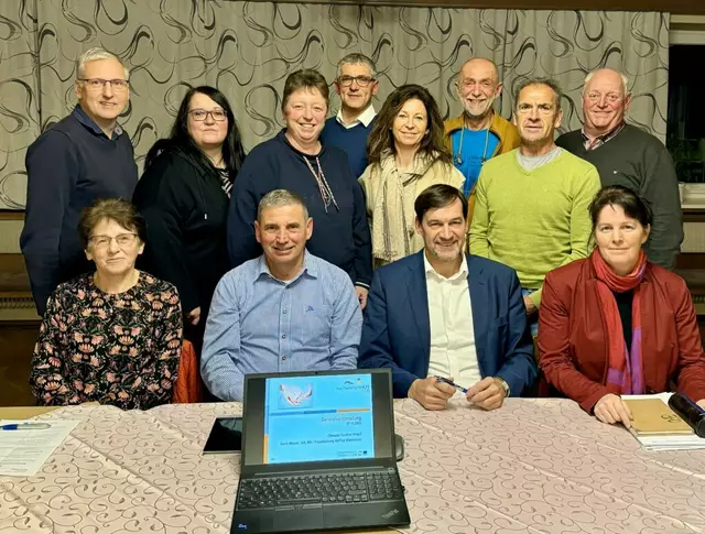 Bürgermeister Günther Kröpfl und Bürgermeister Josef Schaden mit weiteren Mitgliedern der Initiative Nachbarschaftshilfe Plus, Region Kampseen.
  | Foto: Verein "Mit euch für Euch"