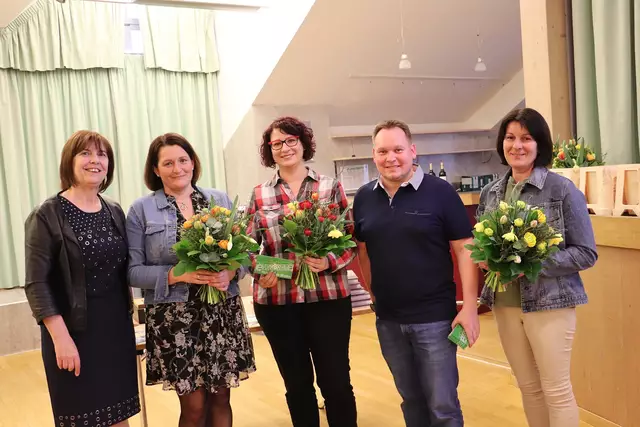 Ingrid Baumhackl und Andreas Truchses ehrten die Flora-Gewinnerinnen 2024 Andrea Schmidt, Maria Huber und Monika Peißl für den schönsten Vorgarten, Balkon und Bauernhof (nicht im Bild: Iris Möstl und Manufaktor Möstl's Sauerkraut) | Foto: Edith Ertl