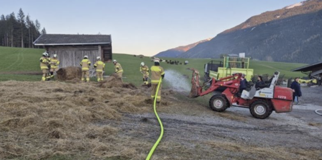 Die Floriani bei den Löscharbeiten. | Foto: FF Hollersbach