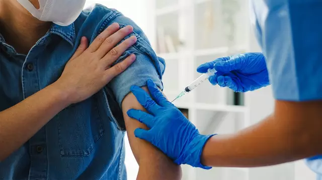 Die Partei Menschen Freiheit Grundrechte (MFG) fordert eine systematische und lückenlose Aufarbeitung der Impfstrategie und echte Unterstützung für Personen, die nach der Impfung mit gesundheitlichen Beeinträchtigungen zu kämpfen haben. | Foto: www.medien.com
