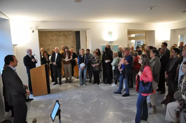 Das Interesse an der Ausstellung war riesig, auch zahlreiche Imster Weggefährten waren gekommen. | Foto: Dorn