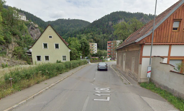 Manchmal ist die Fußgängersituation etwas unklar: Der Gehsteig befindet sich auf der linken Straßenseite. Vor dem rechten Haus handelt es sich um eine Abgrenzung der Fahrbahn zum Haus zum Schutz der Verkehrsteilnehmer vor dem vorspringenden Dach (Schulstraße 8). | Foto: BH Leoben