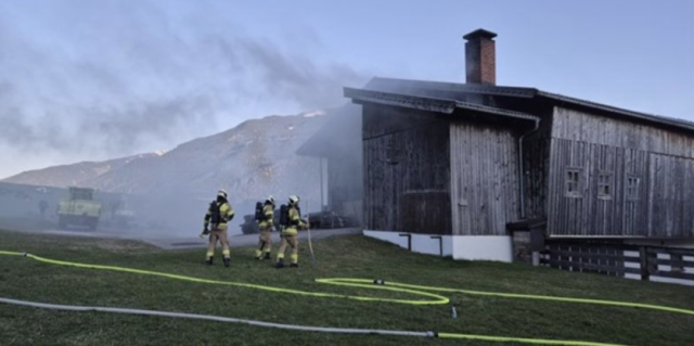 Der Brand war in einem Stall ausgebrochen.  | Foto: FF Hollersbach