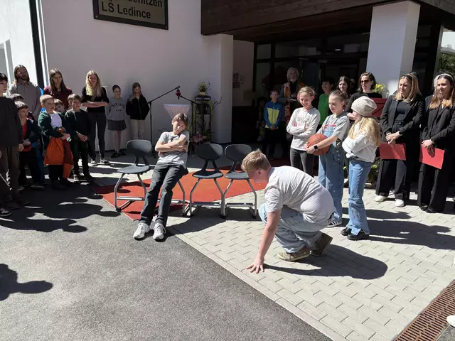 Die Kinder präsentierten ein kurzes, mehrsprachiges Theaterstück.  | Foto: MeinBezirk.at