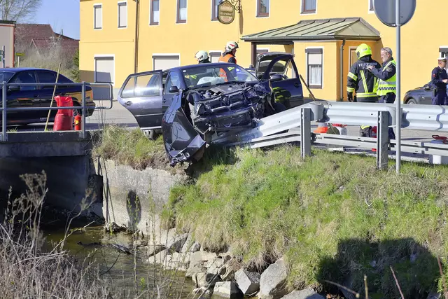 Die Leitschiene rettete das Auto vor dem Schwemmbach. | Foto: Fesl