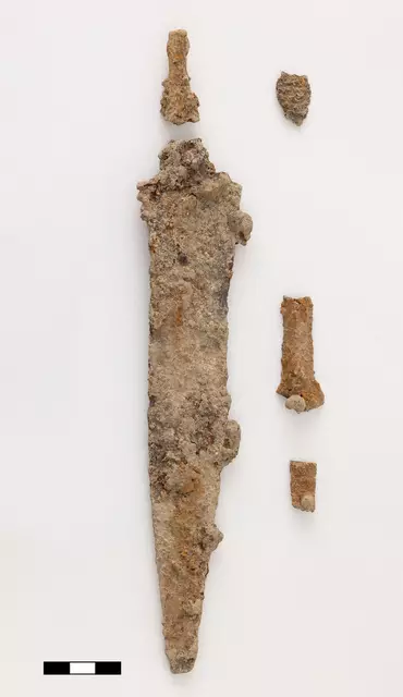Das Schlüsselobjekt für die Bestimmung des Alters: Ein Dolch. | Foto:  L. Hilzensauer, Wien Museum
