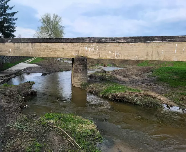 Unter dem rechten Teil unter der Schleppbahnbrücke türmten sich Sedimente und angeschwemmtes Treibholz vor den Arbeiten fast 2m hoch.  | Foto: Eckhart Herbe