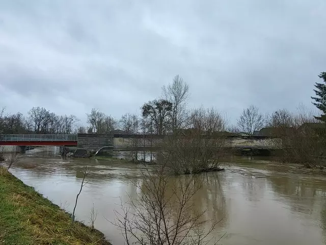 Das Dezemberhochwasser 2023 illustrierte, wieviel Wasser  durch den Bypass von den Häusern am rechten Bildrand ferngehalten wurde. | Foto: Eckhart Herbe