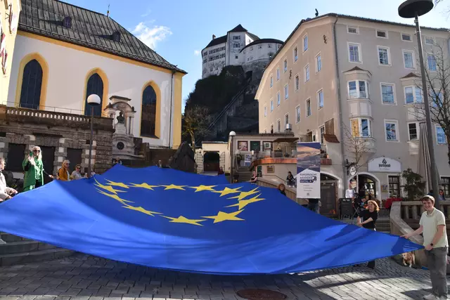 Die Vertreterinnen und Vertreter der Europäischen Akademie Inntal legten die EU-Flagge am Donnerstagnachmittag in Kufstein auf.  | Foto: Barbara Fluckinger