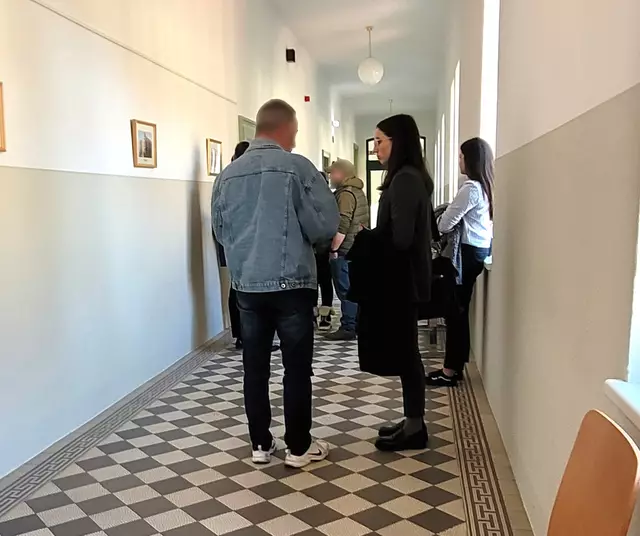 Der beschuldigte Vater aus dem Bezirk Scheibbs mit seiner Verteidigerin am Landesgericht St. Pölten