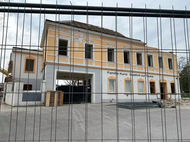 Der Abbruch des ehemaligen Gasthauses „Zur Taube“ am Marktplatz hat bereits begonnen. | Foto: Rahel Mold