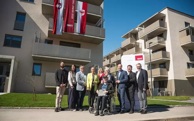 (v.l.) NHT-Aufsichtsrat Thomas Krämer, Stadträtin Janine Bex, NHT-GF Markus Pollo, Stadträtin Mariella Lutz, Landtagsabgeordnete Daniela Meichtry, Marianne und Johann Zimmermann, Bürgermeister Johannes Anzengruber, Gemeinderat Benjamin Plach und NHT-GF Johannes Tratter. | Foto: NHT/Oss