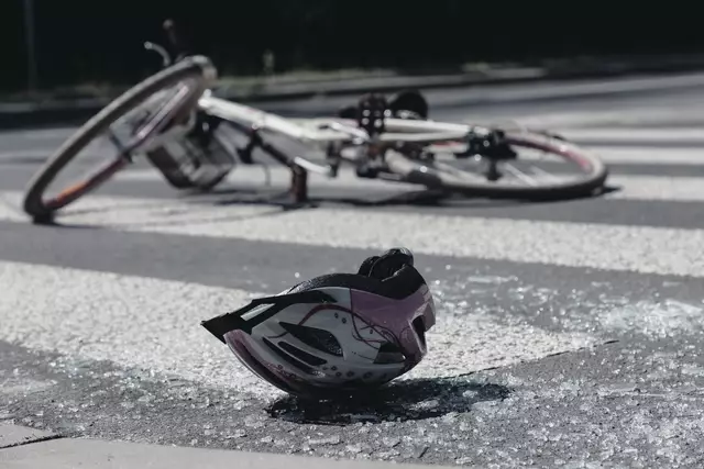 Am Donnerstag am späten Nachmittag kollidierte ein 35-jähriger Radfahrer in Innsbruck mit einem Auto, das von einer 84-jährigen Lenkerin gesteuert wurde. Die Autofahrerin hatte den Radfahrer beim Abbiegen übersehen. | Foto: photographee.eu/PantherMedia (Symbolfoto)