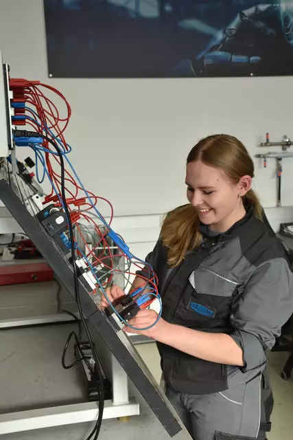 Auch der Spaß gehört bei der Arbeit dazu. Amelie ist mit Freude bei der Sache. | Foto: Haun