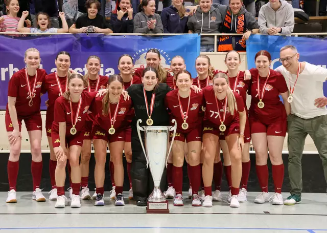 Die siegreichen Florrball-Spielerinnen mit dem Staatsmeister-Pokal. | Foto: FBC Dragons