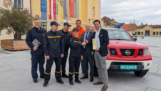 Die dreiköpfige ukrainische Delegation mit Harald Jungmayer (FF Laxenburg), GR Christian Blei (in orange), Botschafter Vasyl Khymynets und Bürgermeister David Berl. (v.l.) | Foto: Marktgemeinde Laxenburg