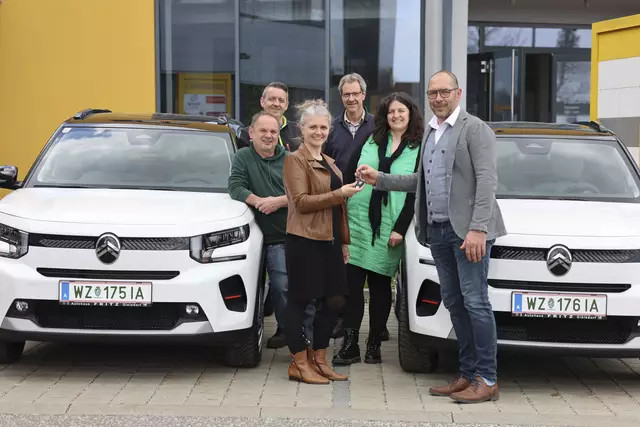 Josef Fritz jun. (Geschäftsleitung Autohaus Fritz) übergab die neuen E-Fahrzeuge an Katrin Kainz (Leitung Chance B Arbeitsvermittlung) und Chance B Mitarbeitern. | Foto: Chance B